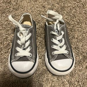 Toddler converse low top size 6